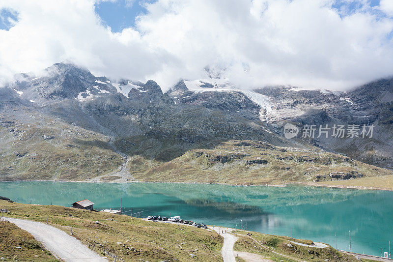 无人机拍摄的拉戈比安科湖在Bernina Pass, Grisons, Switzerland